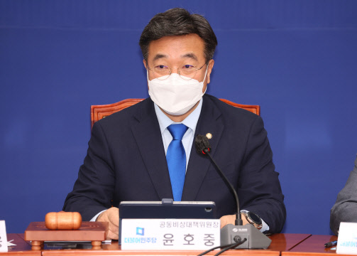 윤호중 민주당 공동비상대책위원장이 지난 25일 국회 대표실에서 열린 비상대책위원회 회의에서 발언하고 있다. 연합뉴스